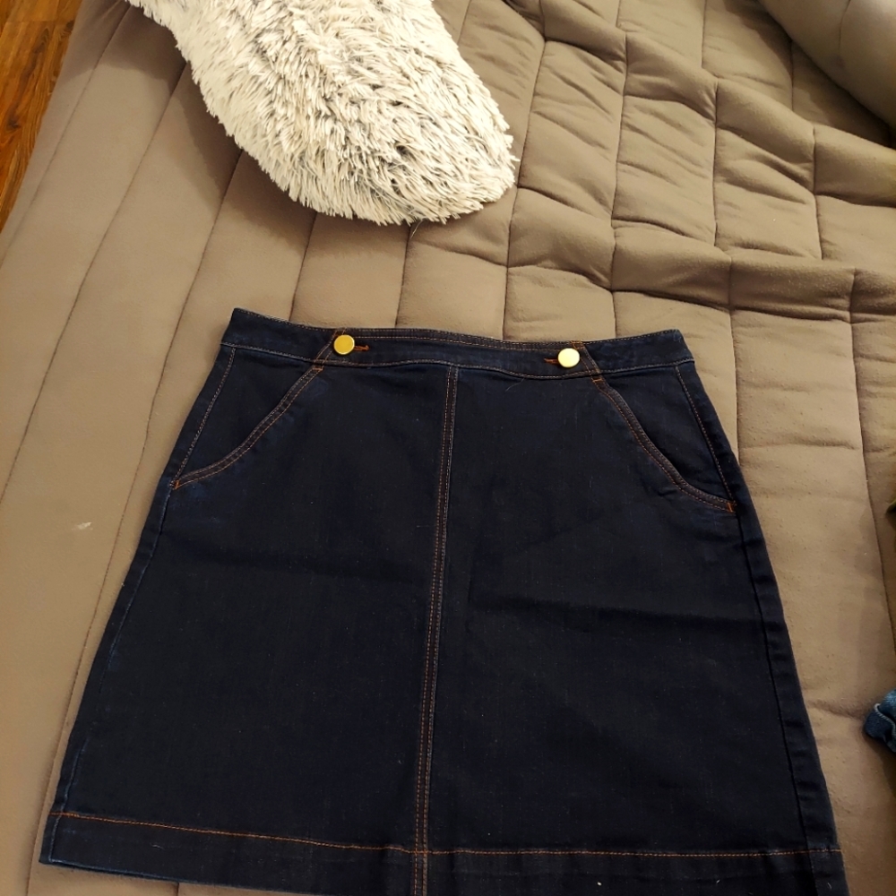 Cute one inch off the knee skirt